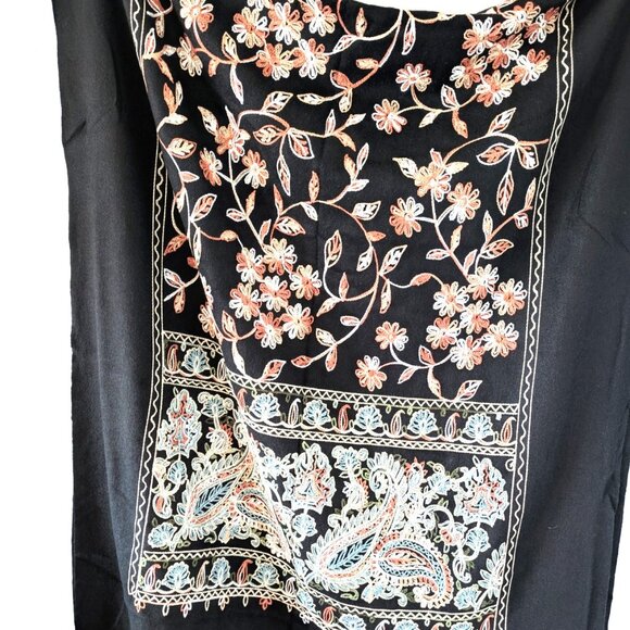 Share Embroidered Cashmere Black shawl wrap for women - Gift for her 🎄🎁 - Picture 5 of 11